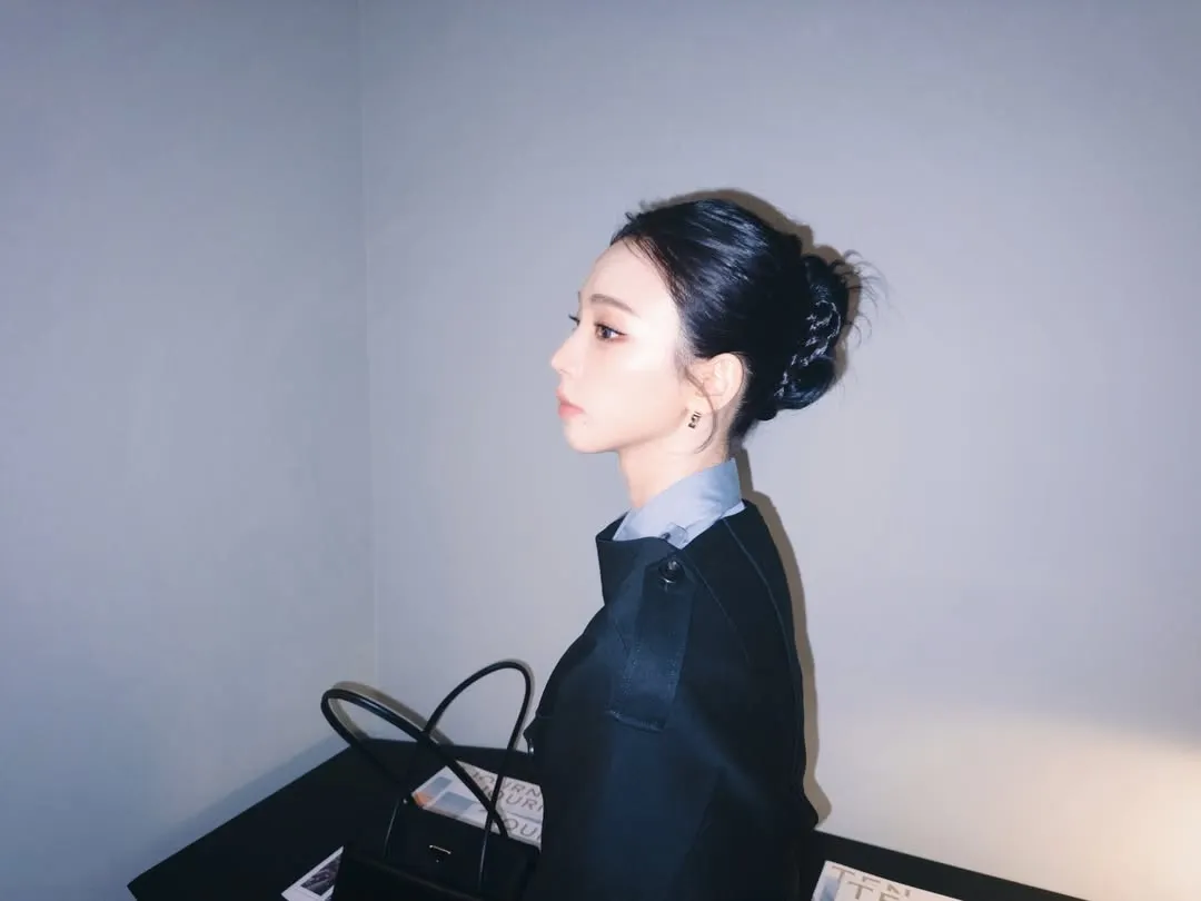 Karina chụp góc nghiêng