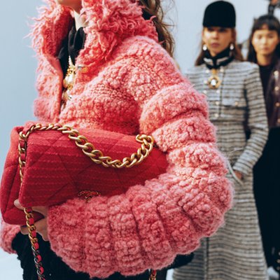 túi xách Chanel cầm tay đỏ trên sàn diễn
