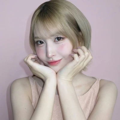 Gương mặt rạng rỡ với lớp nền căng bóng, makeup nhẹ và làn da mịn màng
