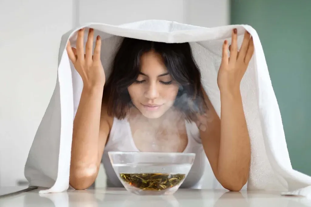 Cô gái thực hiện bước xông mặt.