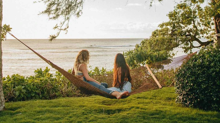 hai cô gái ngồi võng du lịch