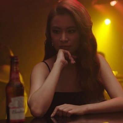 thùy linh lộng lẫy dưới ánh đèn vàng