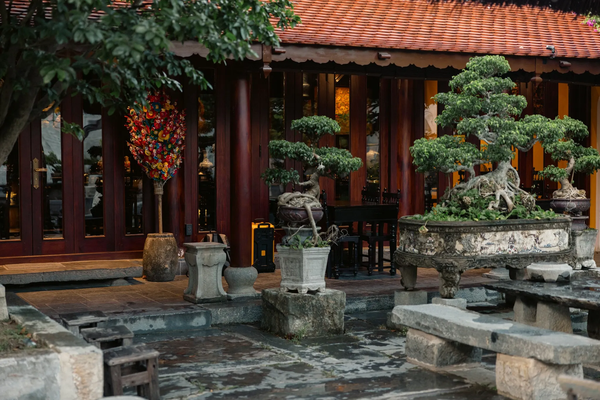 Không gian nhà rường cổ tại cơm mắm cô ri