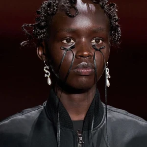 Trend Nơ nước mắt của nhà thiết kế Simone Rocha