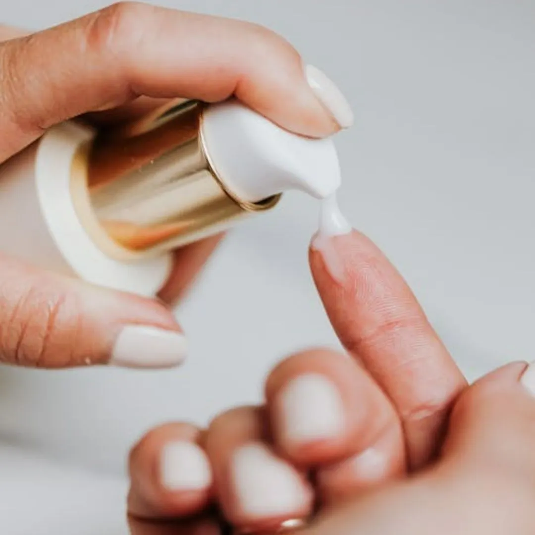 sản phẩm kem lười đang được lấy ra