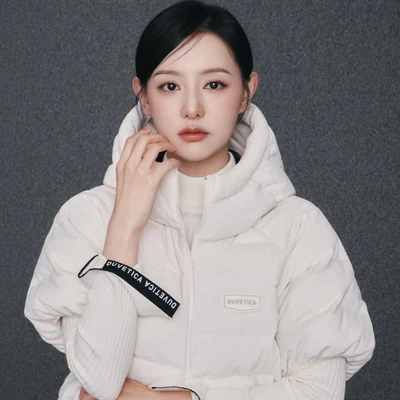 Kim Ji Won diện áo phao nhung đen Duvetica, khoe vẻ đẹp thanh lịch trong bộ ảnh mùa Đông.