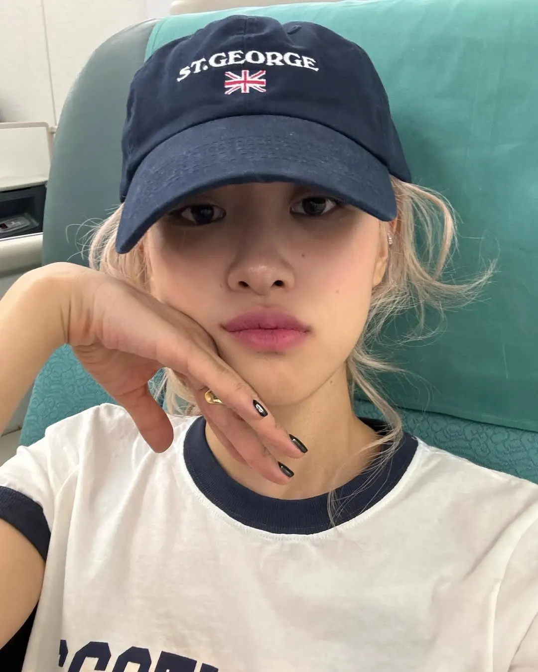 Rosé đội mũ, selfie, mặc áo trắng, Azelaic acid