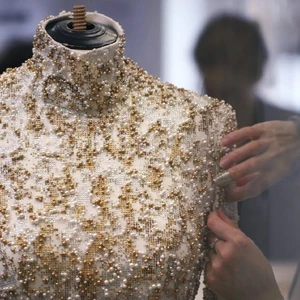 ELLE Việt Nam - 3 nhà thiết kế lừng danh giúp bạn trả lời câu hỏi tại sao thời trang cao cấp lại quan trọng (5)