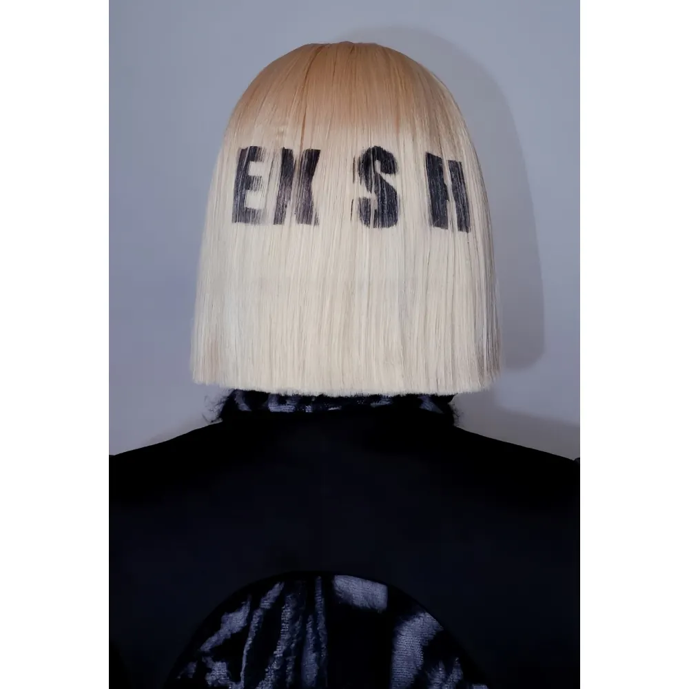 Mái tóc bạch kim được nhuộm stencil màu đen với ký tự EXSH.