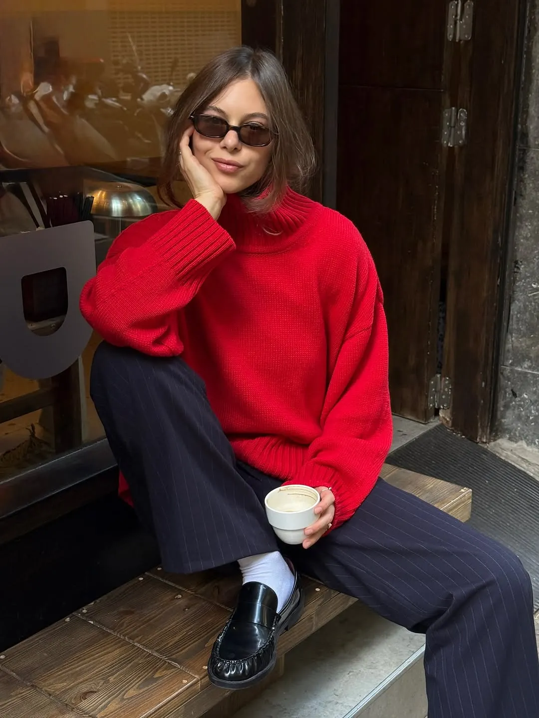 Áo cổ lọ đỏ nổi bật