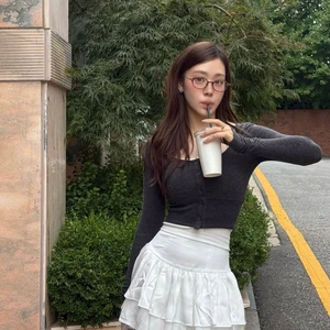 cô gái đang uống nước