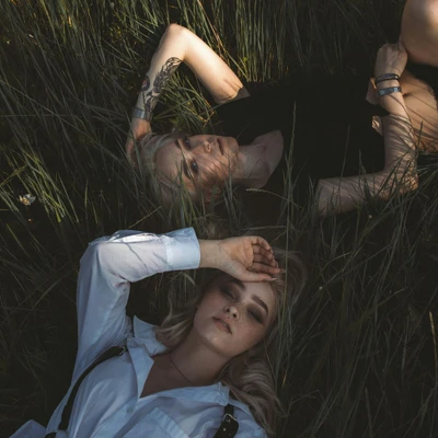 hai cô gái nằm trên bãi cỏ tử vi ngày 23-11-2025