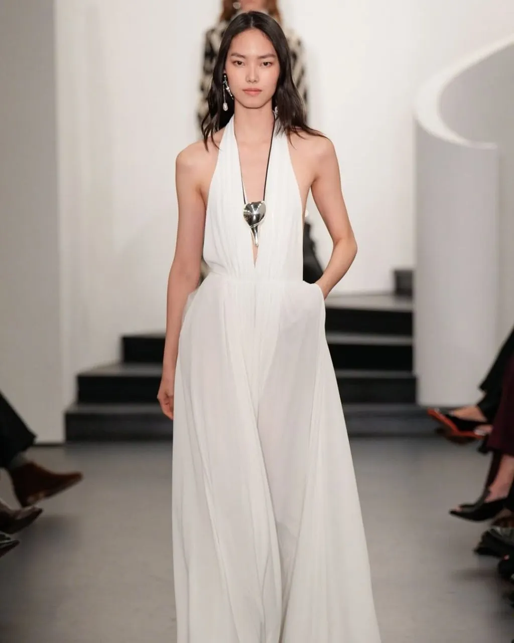 Mảng voan trắng sheer phủ lên nền satin, ánh sáng xuyên qua tạo chiều sâu mềm mại
