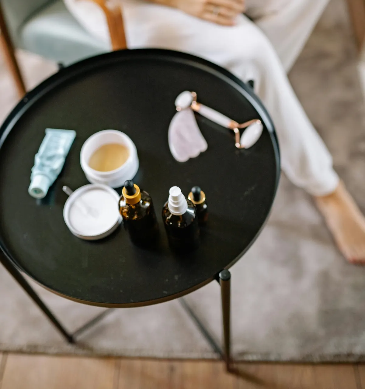 Routine chăm da hằng ngày đơn giản trước gương