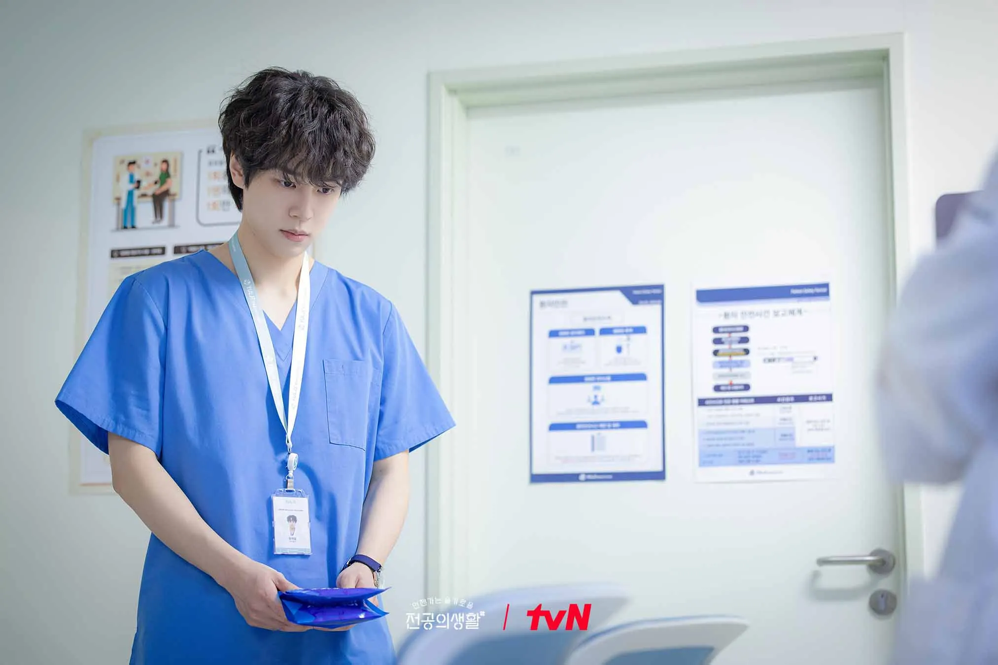 Tình bạn, sự trăn trở trong công việc và những cú sốc đầu đời là những yếu tố tạo nên sức hấp dẫn của resident playbook.