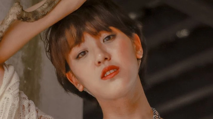 Cách trang điểm-Cô gái tóc ngắn.
