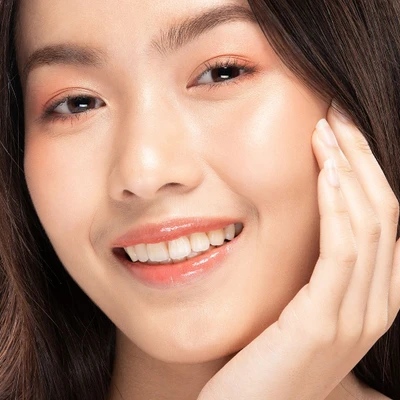 tảo xoắn-cô gái da căng bóng đưa tay áp lên mặt