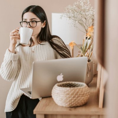 Cô gái uống nước giảm cân nạp năng lượng