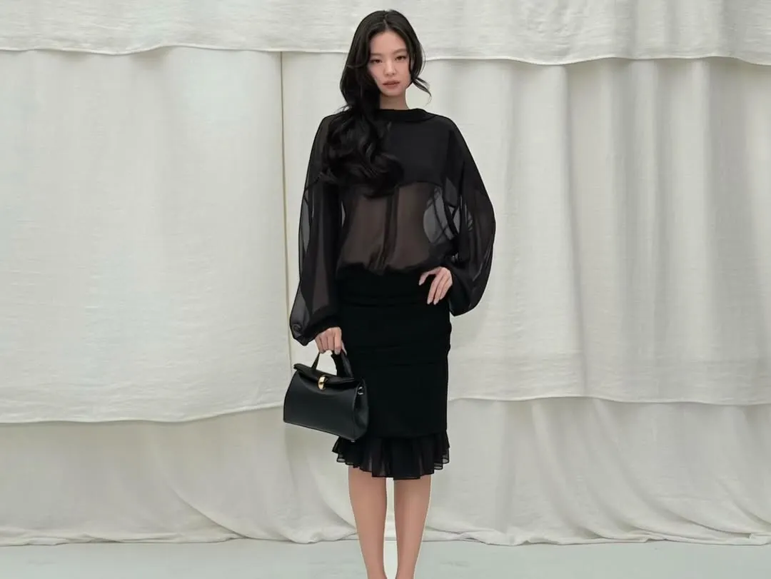 Jennie diện chân váy đen