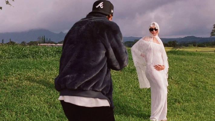 Hailey Bieber chính thức làm mẹ: Hạnh phúc viên mãn trong chiếc váy “cưới” Saint Laurent