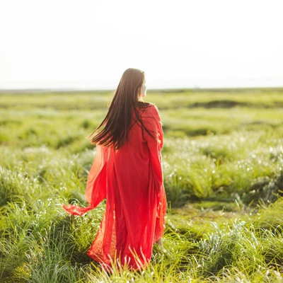 cô gái váy đỏ tử vi ngày 4-11-2025