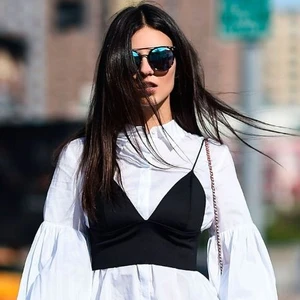 cô gái phối đồ phá cách với áo bralette và sơ mi