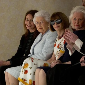 ELLE Việt Nam - Nữ hoàng Elizabeth bất ngờ xuất hiện tại show của NTK Richard Quinn tại London Fashion Week (5)