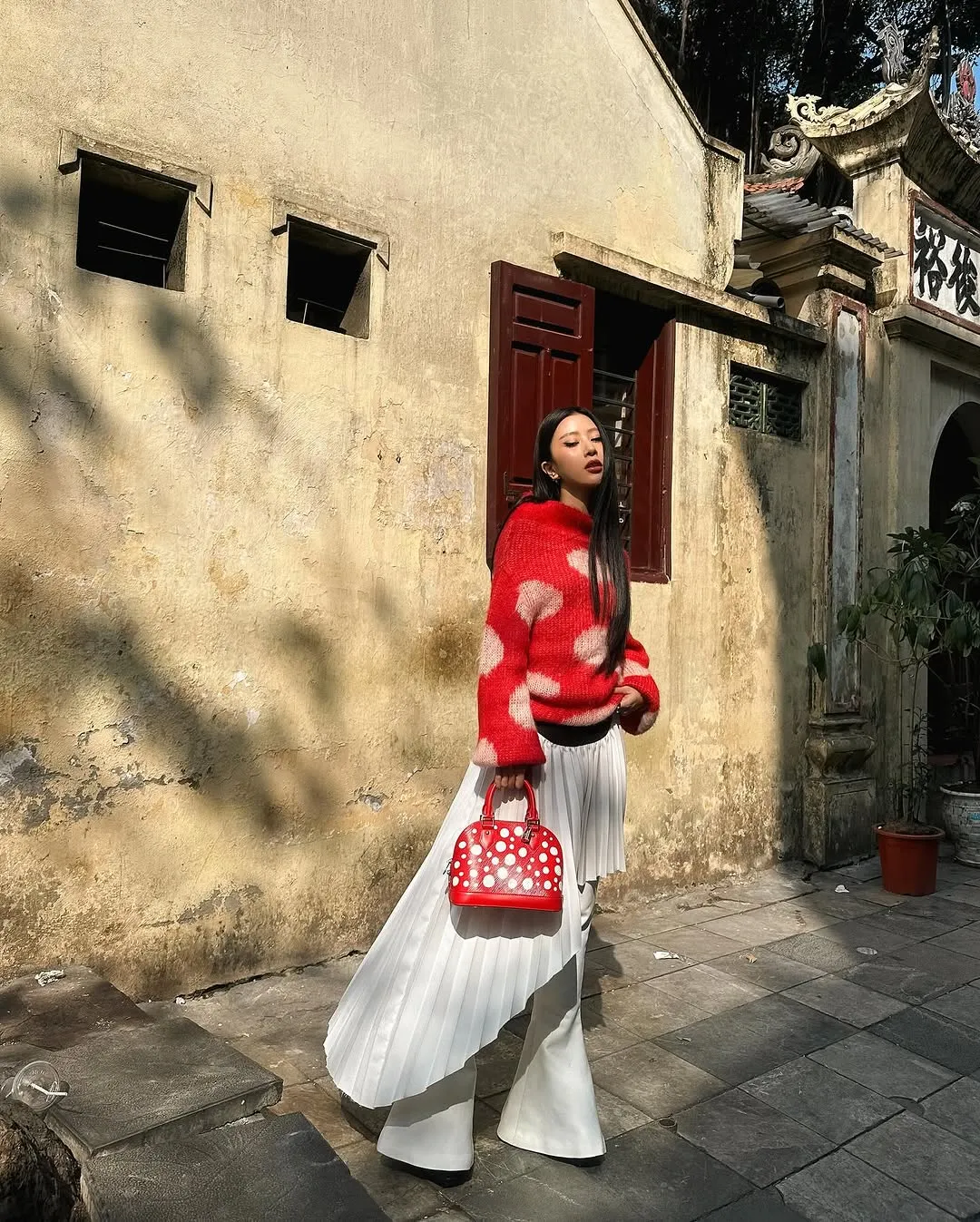 Fashionista Quỳnh Anh Shyn nổi bật trong chiếc áo len đỏ ngày đầu xuân.