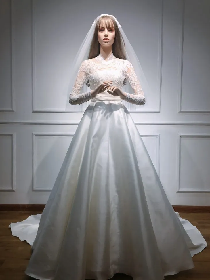 Vay cuoi cua hoa hau Dang Thu Thao goi nhac vay cuoi noi tieng cua cong nuong Grace Kelly 4