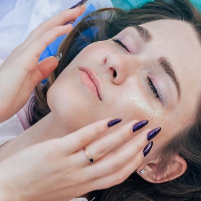 cô gái đang vô tay lên mặt - ánh sáng xanh