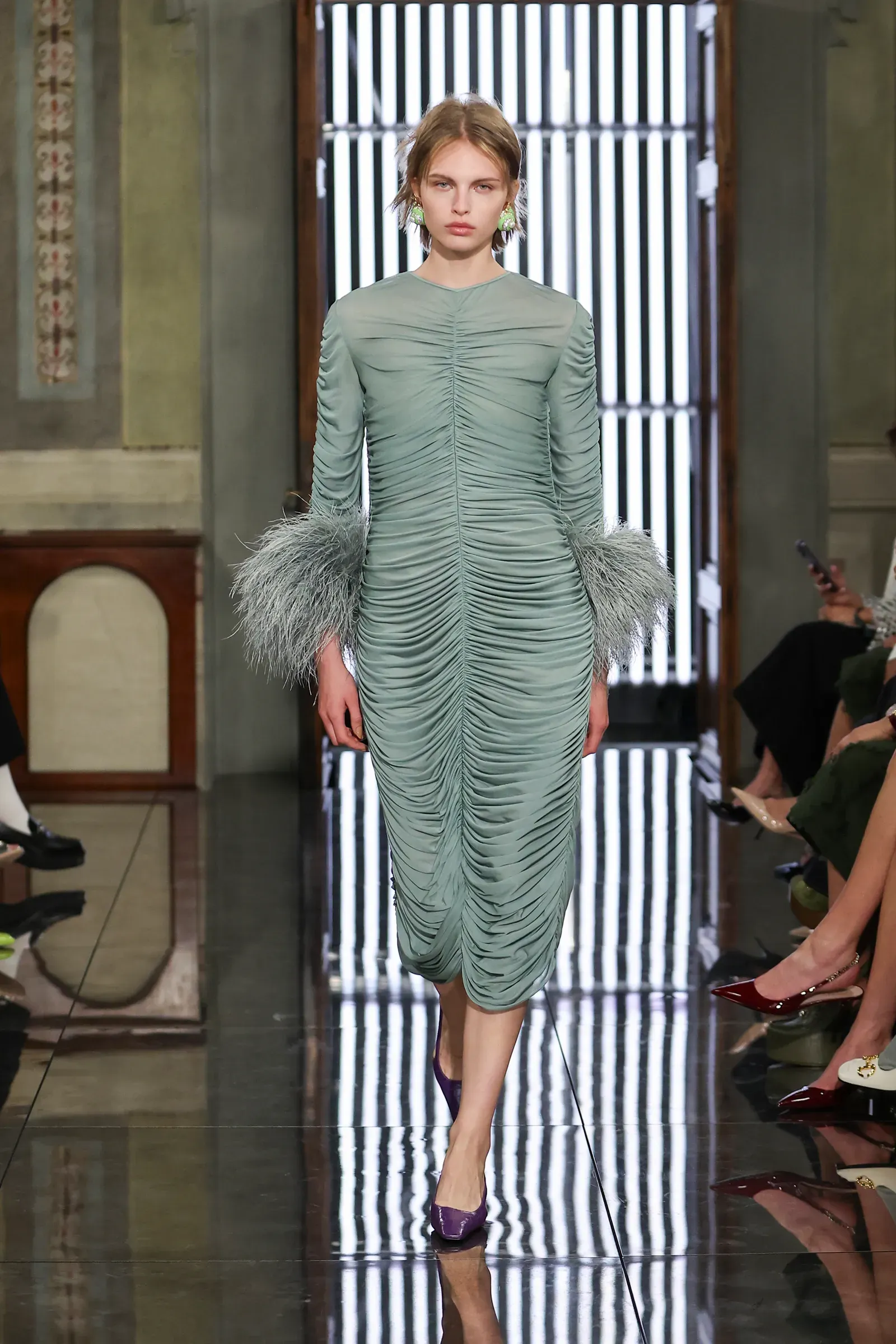 đầm maix xếp ly xanh ngọc BST Gucci Cruise 2026