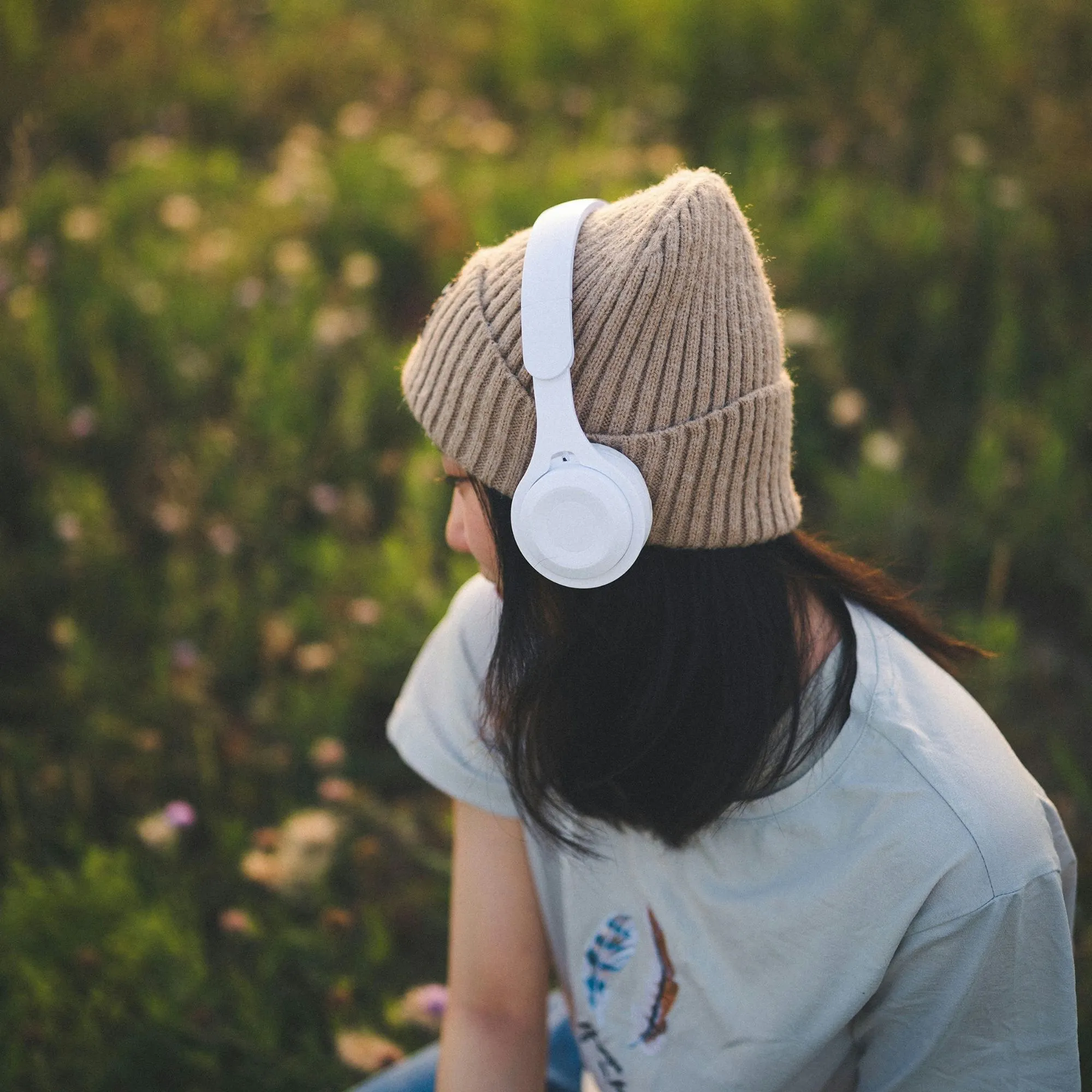 cô gái đội beanie nghe nhạc trắc nghiệm