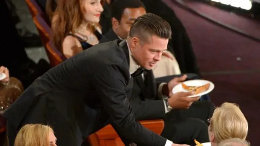 c2af2c90-a28f-11e3-a16f-a394e4559bf0_Pitt_Streep_Pizza