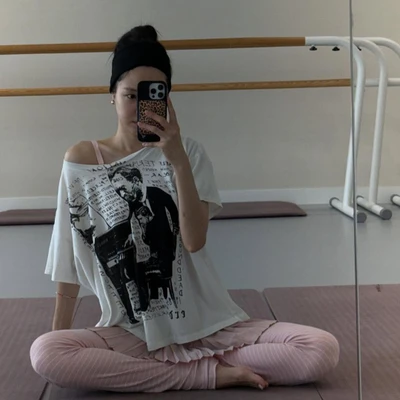 Cô gái selfie trong phòng tập - giảm cân sau tuổi 30