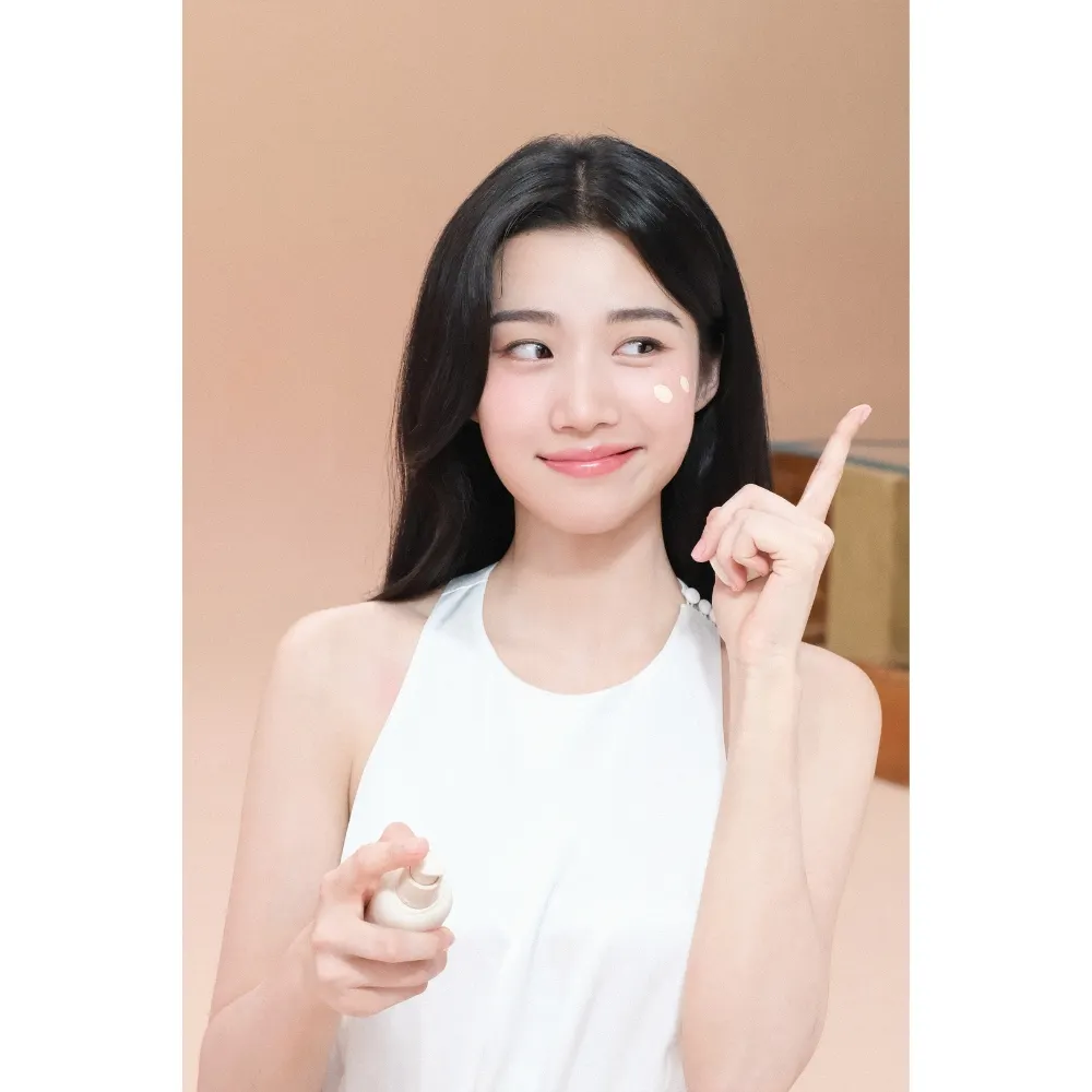 Nữ diễn viên Trung Quốc Lư Dục Hiểu thoa mỹ phẩm lên mặt.