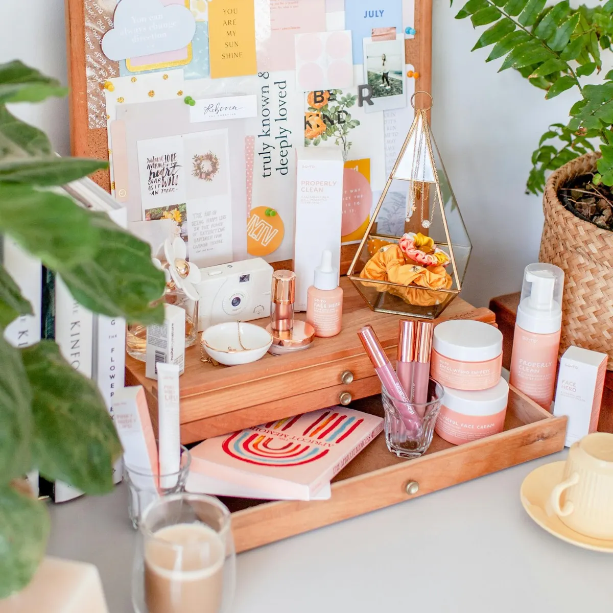 Dùng mỹ phẩm làm đồ decor