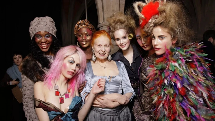 Thế giới quan dị biệt của NTK Vivienne Westwood qua những sàn diễn ấn tượng nhất