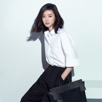 jun ji hyun mặc áo sơ mi trắng đeo túi alexander mcqueen