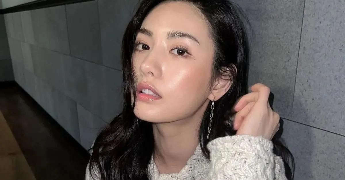 Cô gái có làn da căng bóng, ánh sáng tự nhiên - mẹo làm đẹp