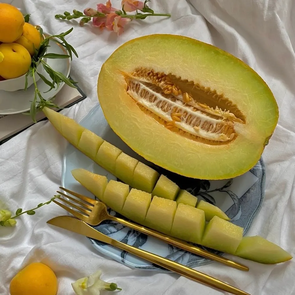 Hình ảnh dưa lưới được thái lát và bày ngon miệng trên bàn ăn.