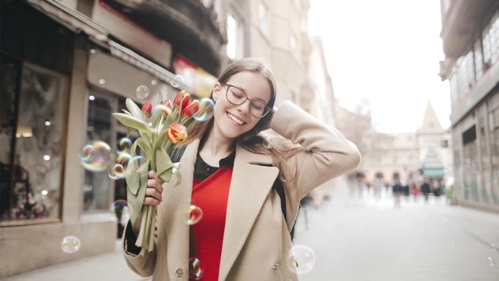 yêu bản thân cô gái cầm hoa