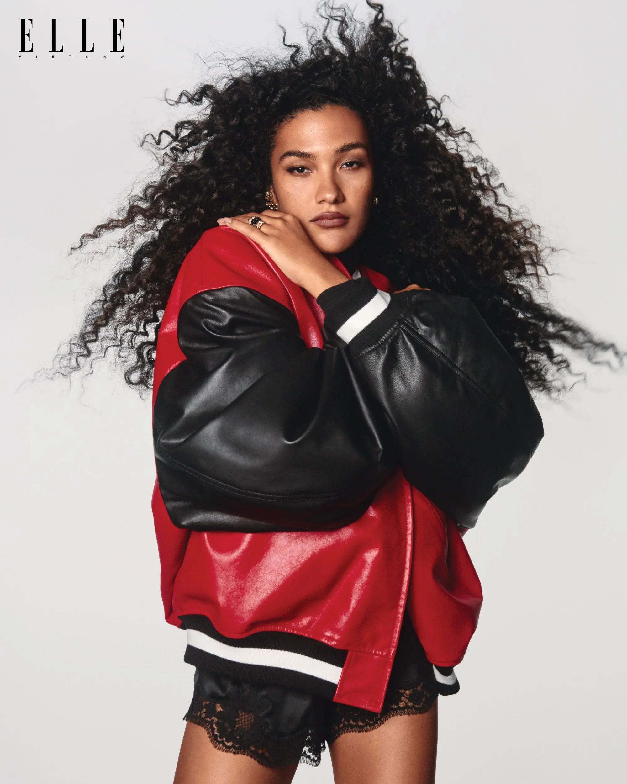 Olivia Dean mặc áo khoác của BALENCIAGA,
quần của DOLCE & GABBANA,
hoa tai và nhẫn Clash de Cartier CARTIER.