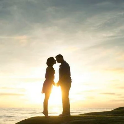 cặp đôi hôn nhau dưới nắng