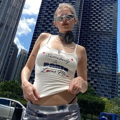 croptop in slogan dẫn đầu xu hướng y2k