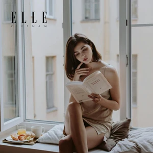 cô gái có thói quen đọc sách cuối tuần