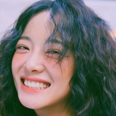 Xu hướng vẽ bọng mắt cười giúp nàng thêm cuốn hút.