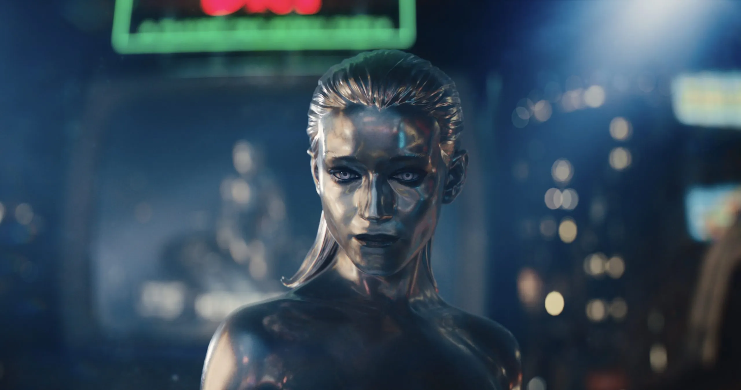 Julia Garner trong vai Silver Surfer