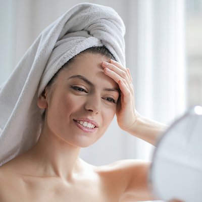 Cô gái soi gương để đắp mặt nạ tự làm