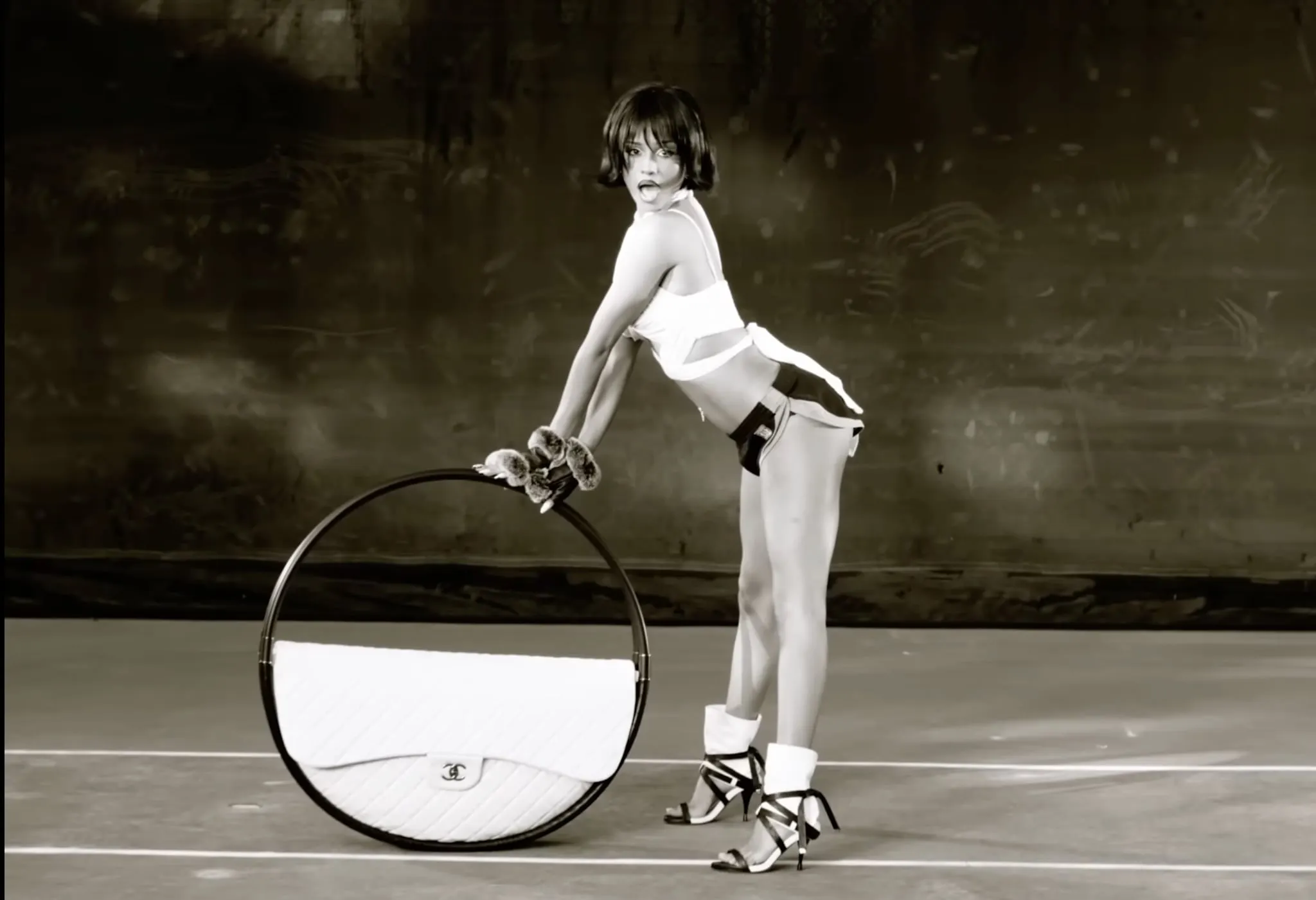 Tyla cùng túi Hula Hoop cả Chanel trong MV mới.