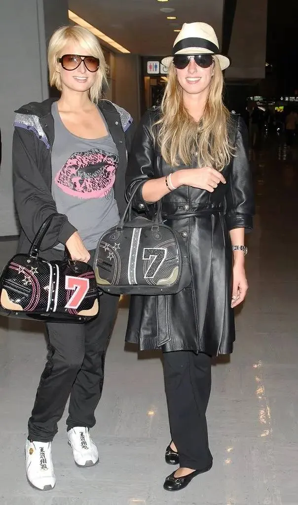Paris Hilton và Nicky Hilton đeo bowling bag